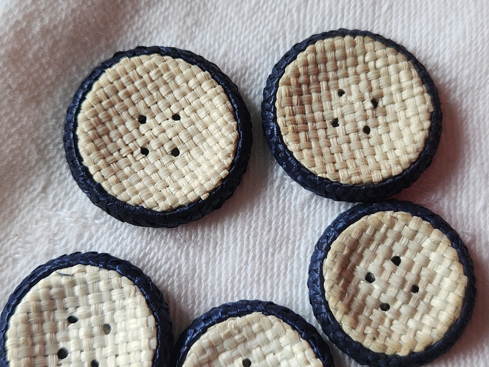 Lot 7 boutons anciens en rafia bleu passementerie 2 et 2,3 cm ref 3561