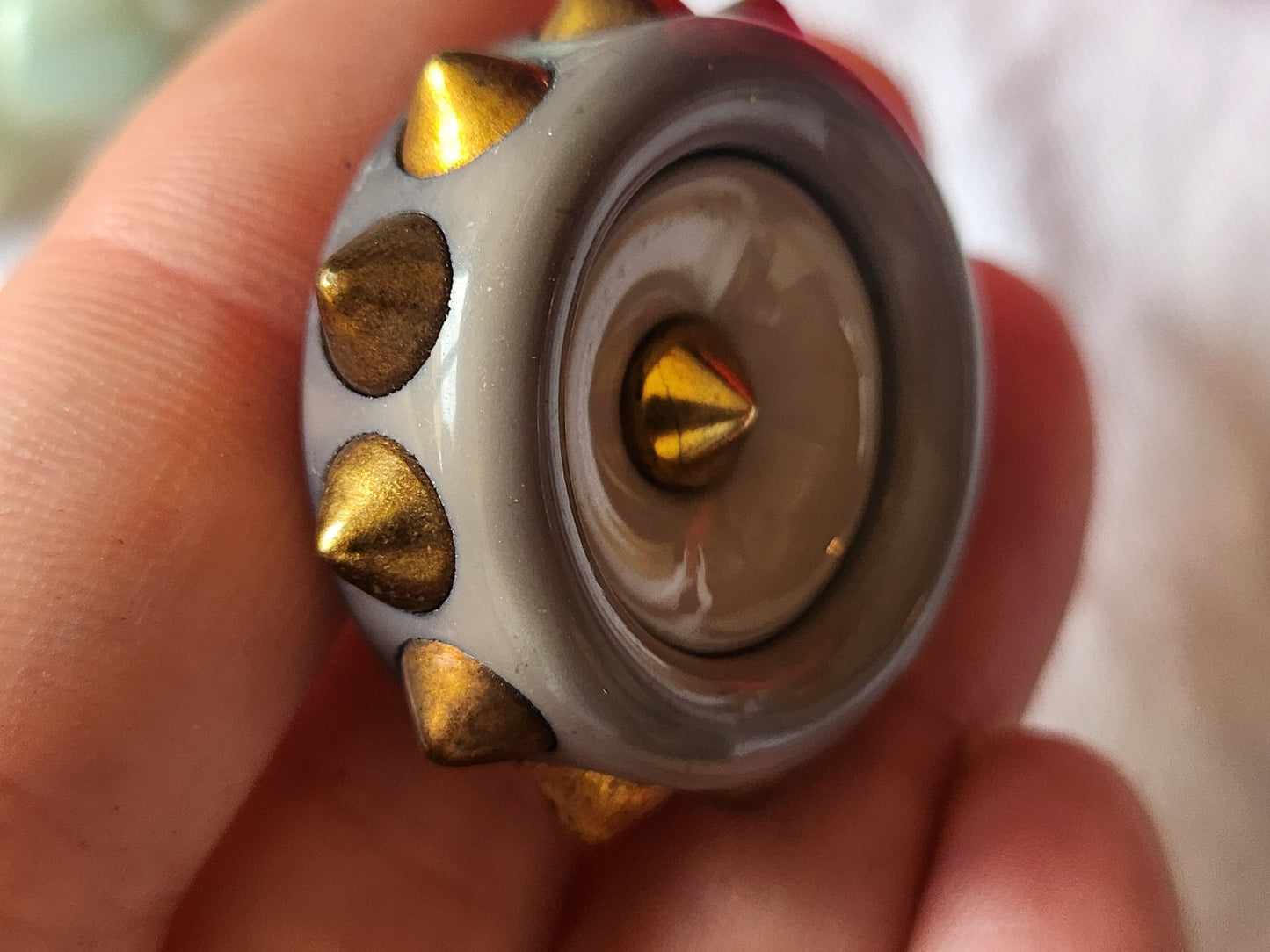 Gros bouton ancien vintage avec pourtour pique gris  3,9 cm ref 1971