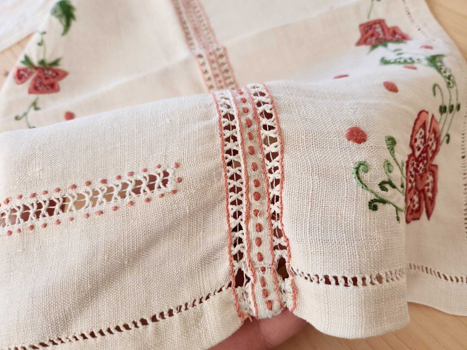 Superbe napperon ancien fil tiré ajouré broderie rose 49 sur 34,5 cm B8