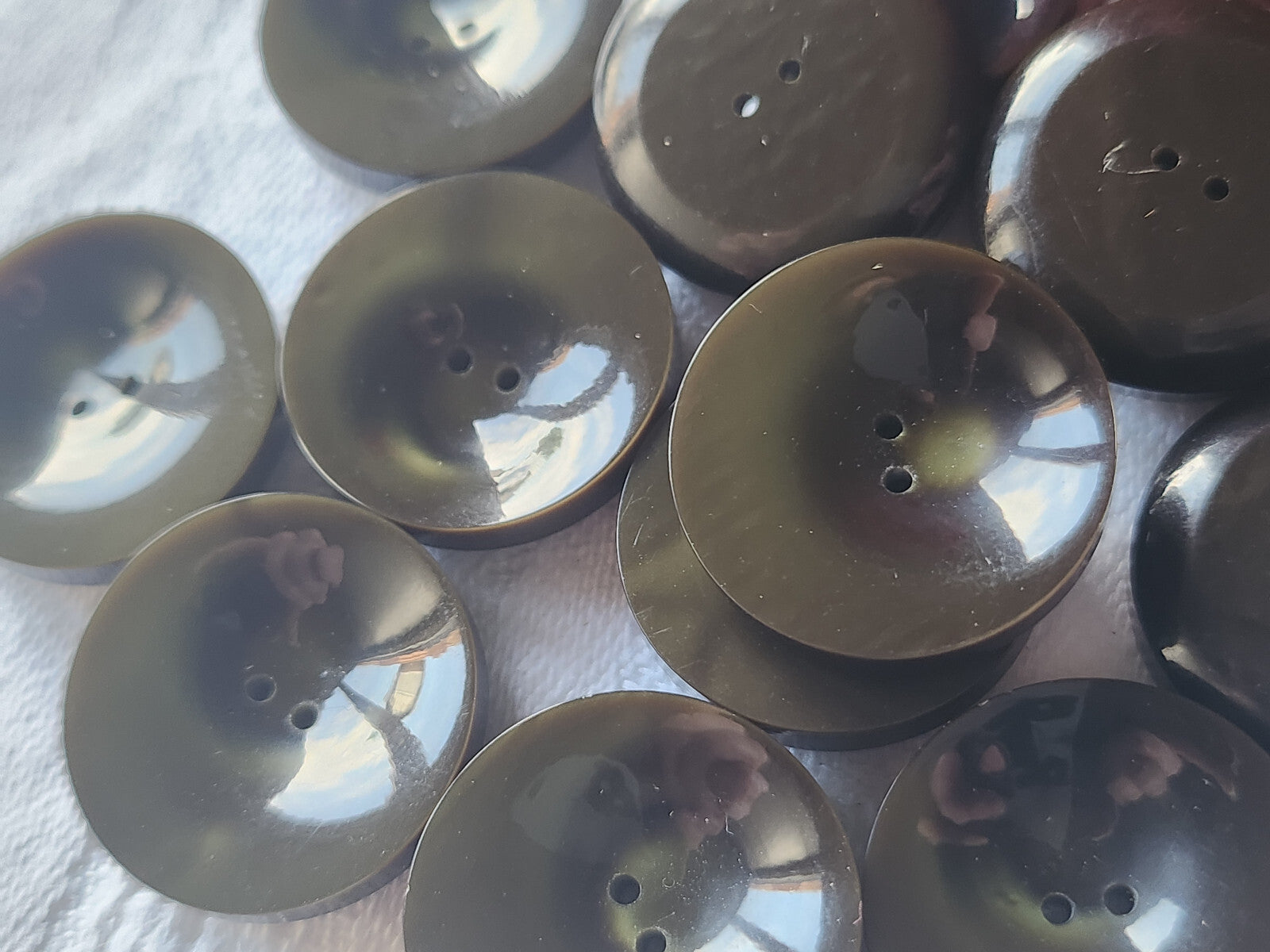 Lot 6 boutons vintage vert laiteux 2,2 cm trous ref 4505