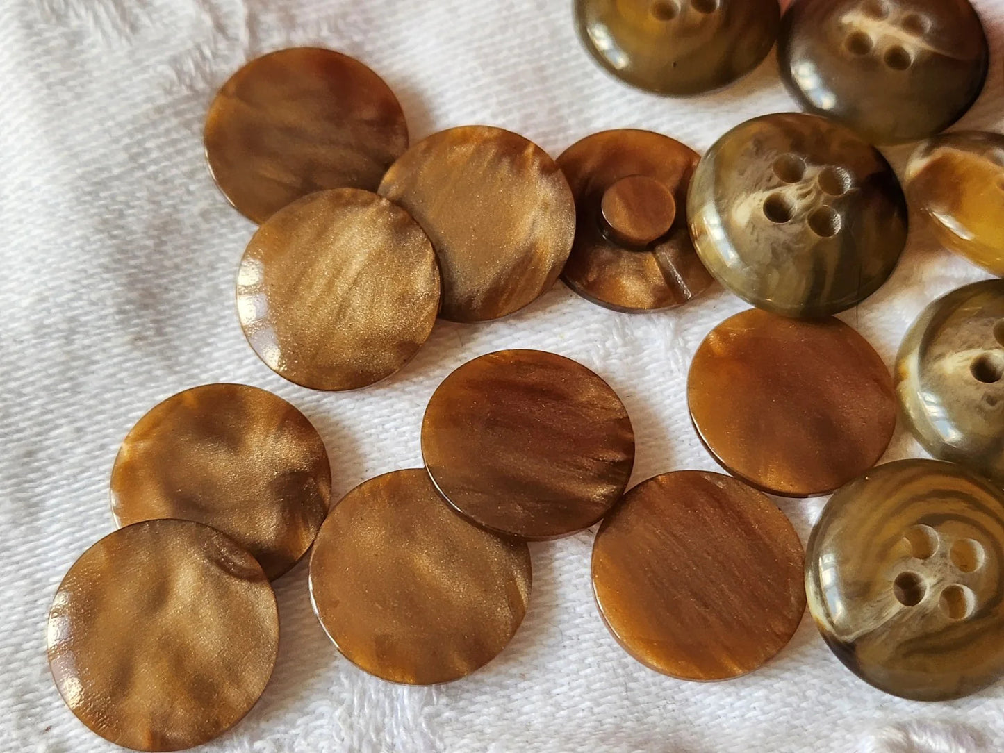 Lot 19 boutons vintage marron 2 series 1,3 et 1,4 cm trous ref 6038