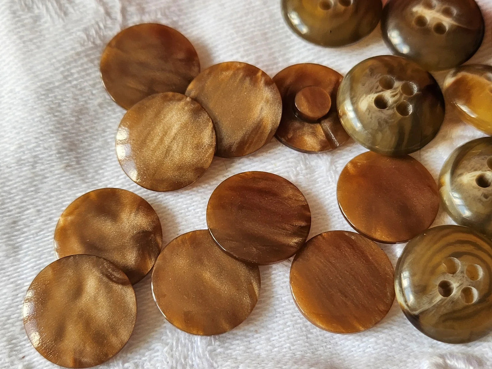 Lot 19 boutons vintage marron 2 series 1,3 et 1,4 cm trous ref 6038