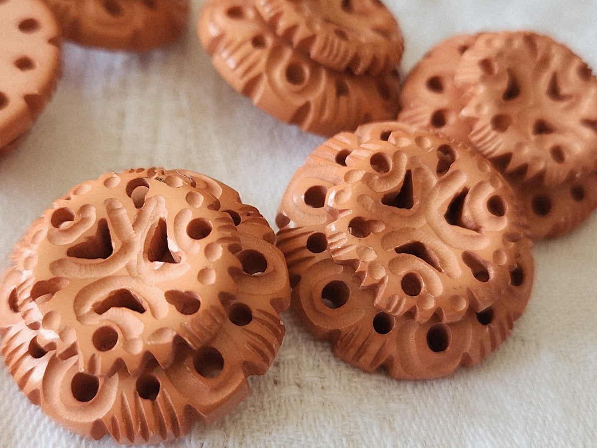 Lot 6 gros boutons anciens marron sculpté rose saumon 2,6 cm ref 5967