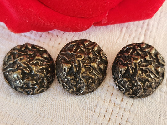 Trio boutons vintage en métal 1,9 sur 2,1 cm lourd ref 6515