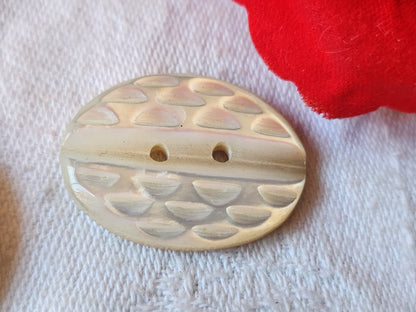 Collection  bouton ancien en nacre ciselé  2 sur 2,7 cm blanc D11B