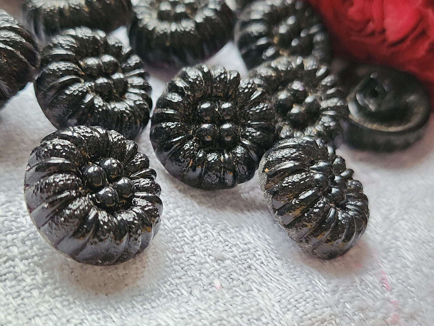 lot 6 boutons ancien en verre noir fleur fort relief 1,6 cm ref 5273