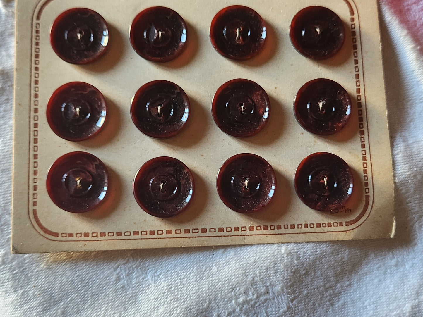 Belle plaque 24 boutons anciens marron lie de vin  2 trous  diamètre 1,7  cm T18