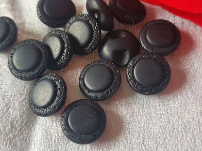 Lot 13 boutons vintage noir petit mat bord brillant pied 1,2 cm ref 3106