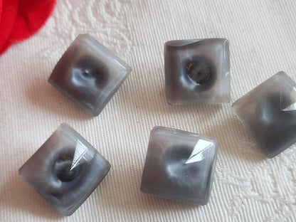 Lot 5 boutons anciens en verre gris laiteux carré facette 1,3 cm ref 6390