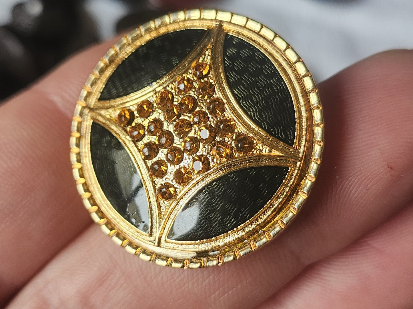 Superbe et gros bouton vintage vert metal effet strass orange 2,9 cm ref 1944