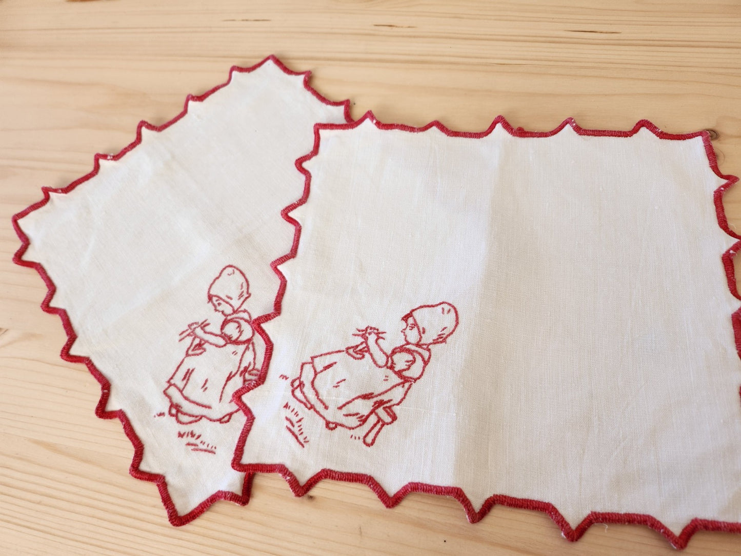 Deux napperons anciens "petite fille qui brode" rouge blanc  B8