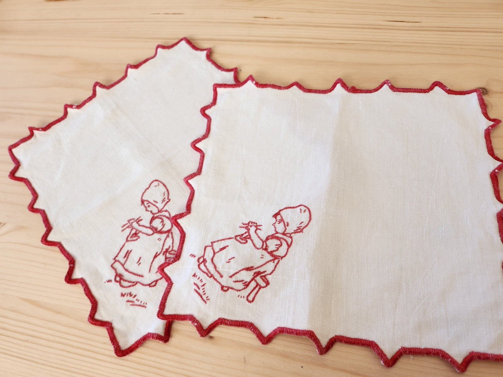 Deux napperons anciens "petite fille qui brode" rouge blanc  B8