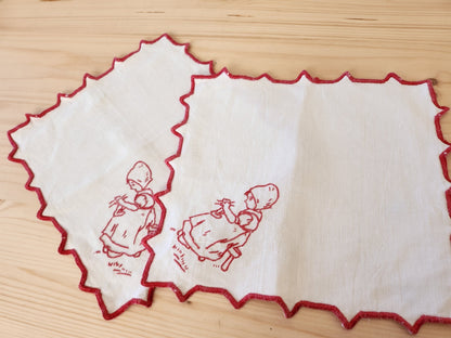 Deux napperons anciens "petite fille qui brode" rouge blanc  B8