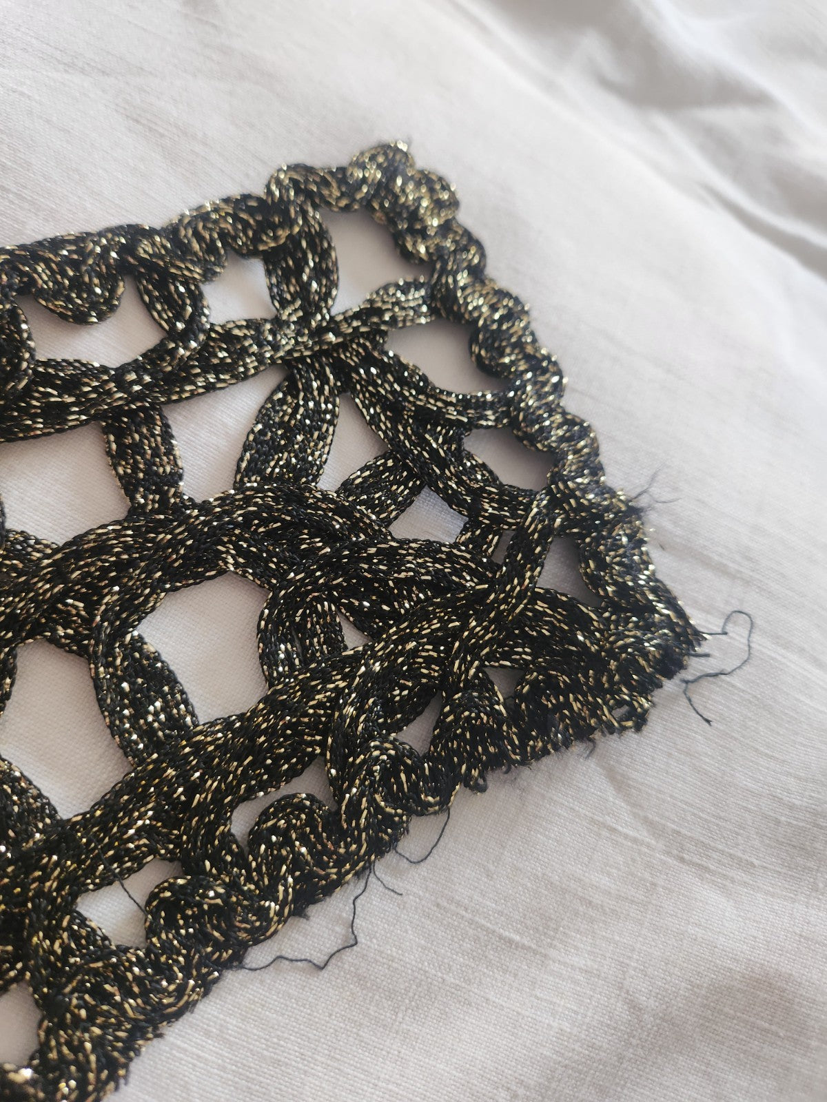 Grande encolure  vintage dentelle noir dore récup main robe soiréeevoir photo B8