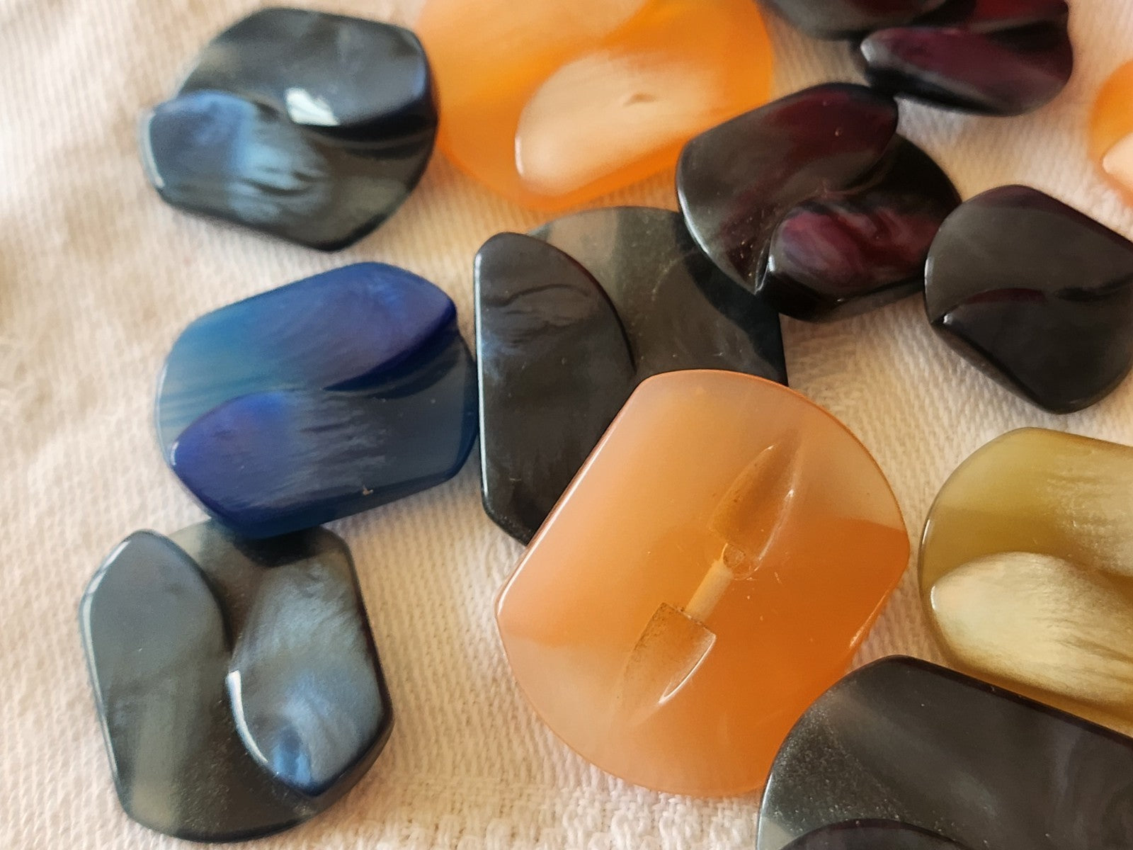 Lot 18 boutons vintage panaché mm modèle 1,4 sur 1 ,7 à  2 sur 2,7 cm  ref 6424