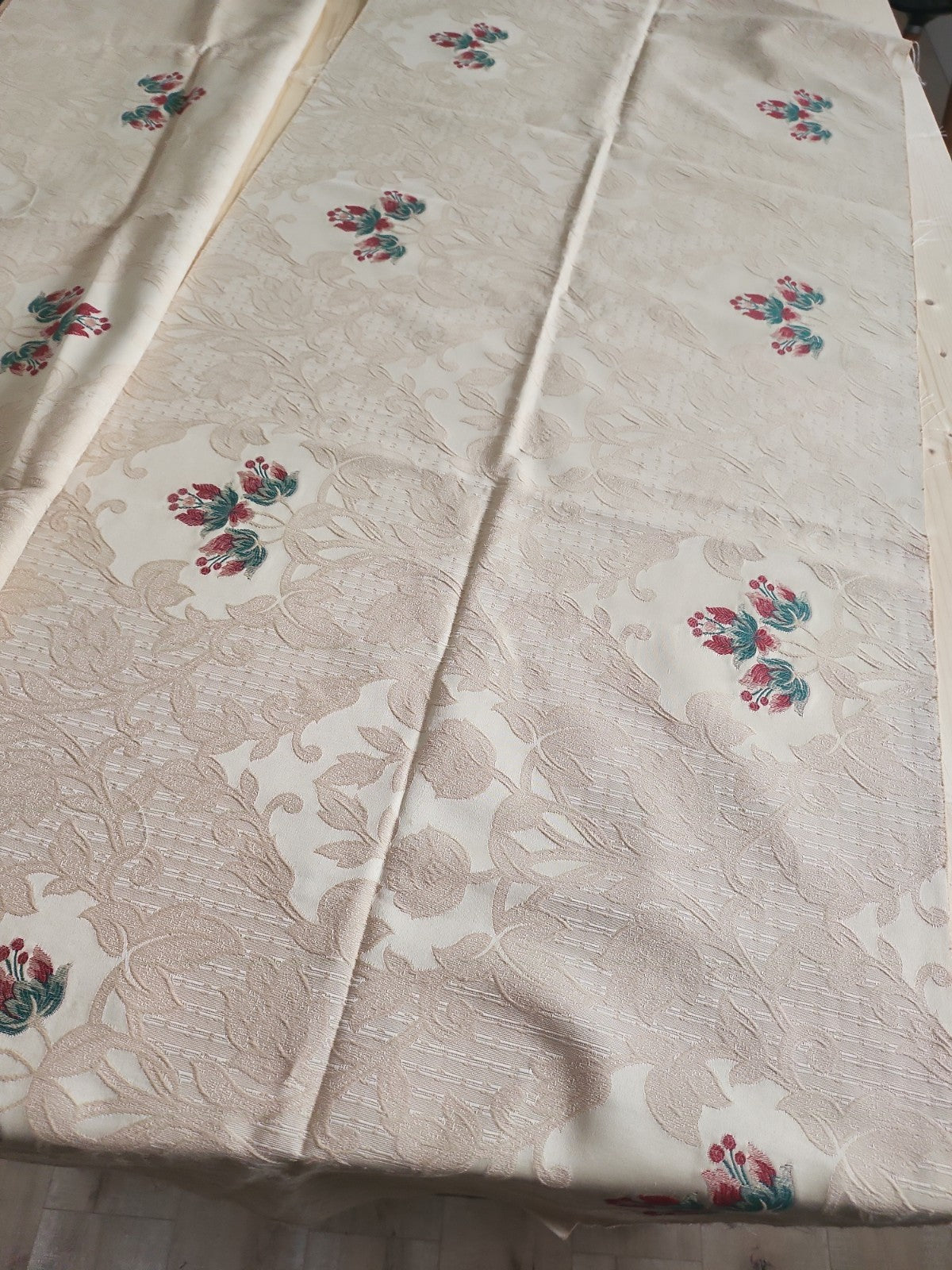 Deux coupons anciens tissu ecru damassé 1 m 90 sur 59 cm et 1  m 25 sur 44cm B4