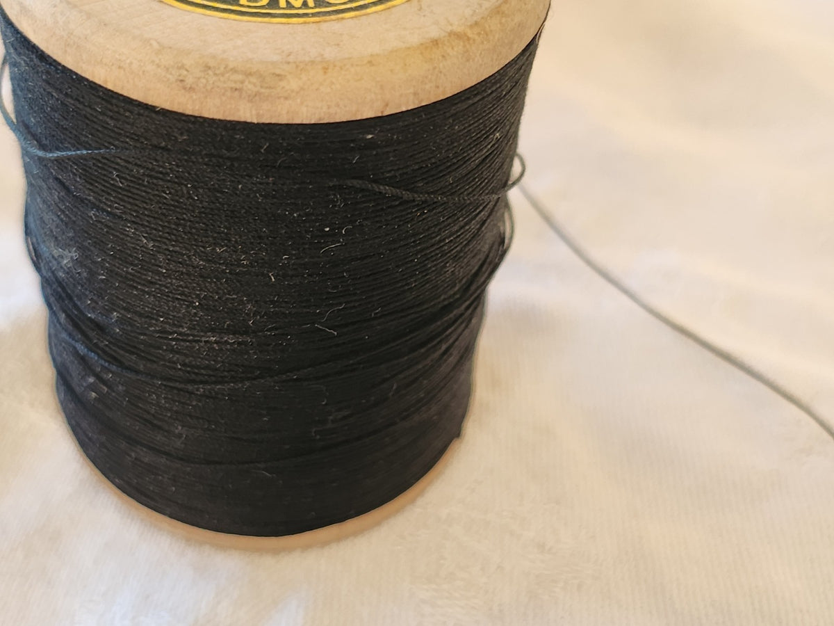 Grosse bobine en bois ancienne   6 fils  poids: 75 grammes DMC  12 noir