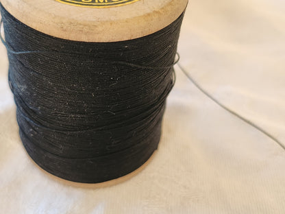Grosse bobine en bois ancienne   6 fils  poids: 75 grammes DMC  12 noir
