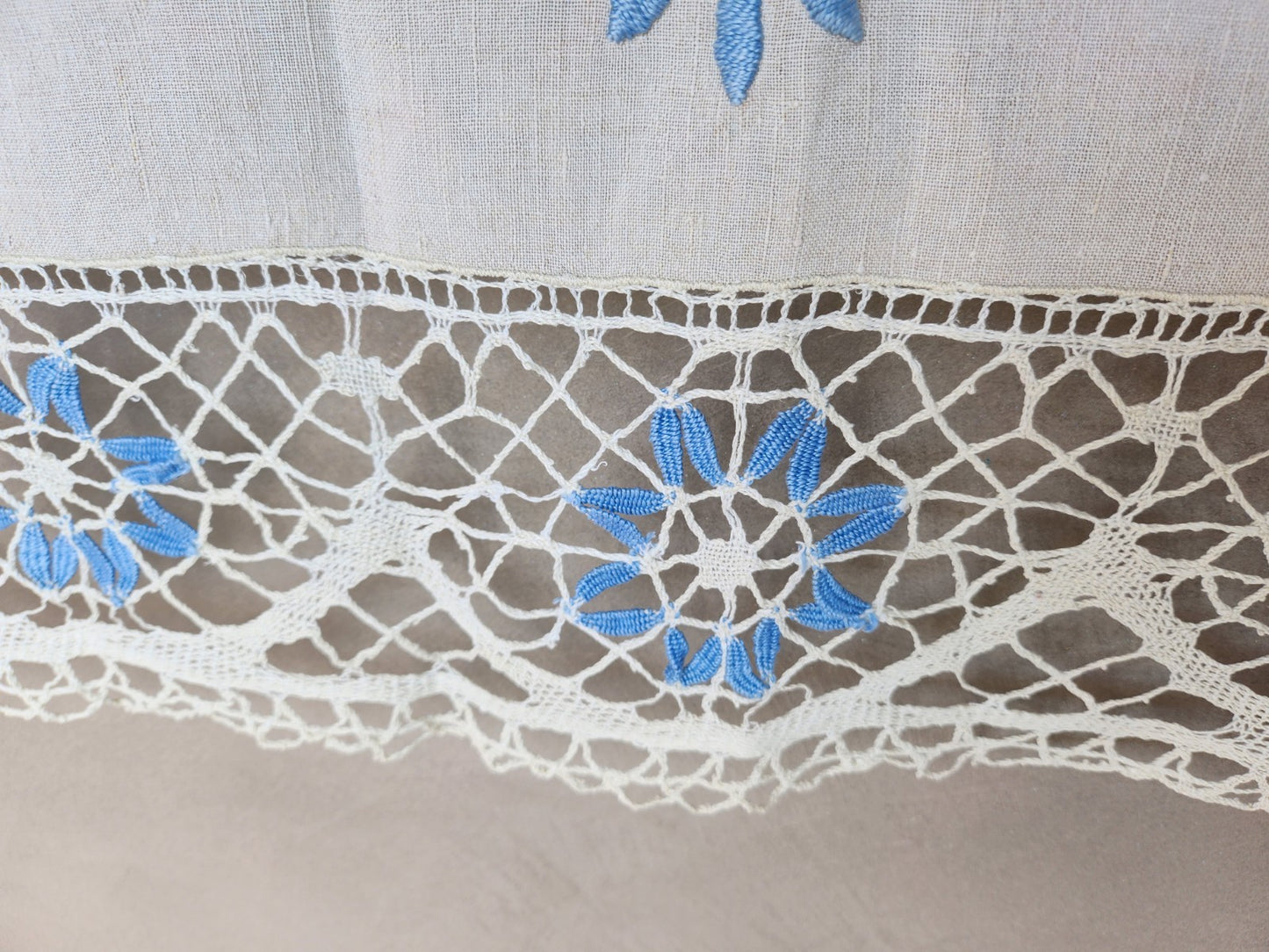 Large bordure ancienne grise lin dentelle bleu broderie à détourner ou recup B3