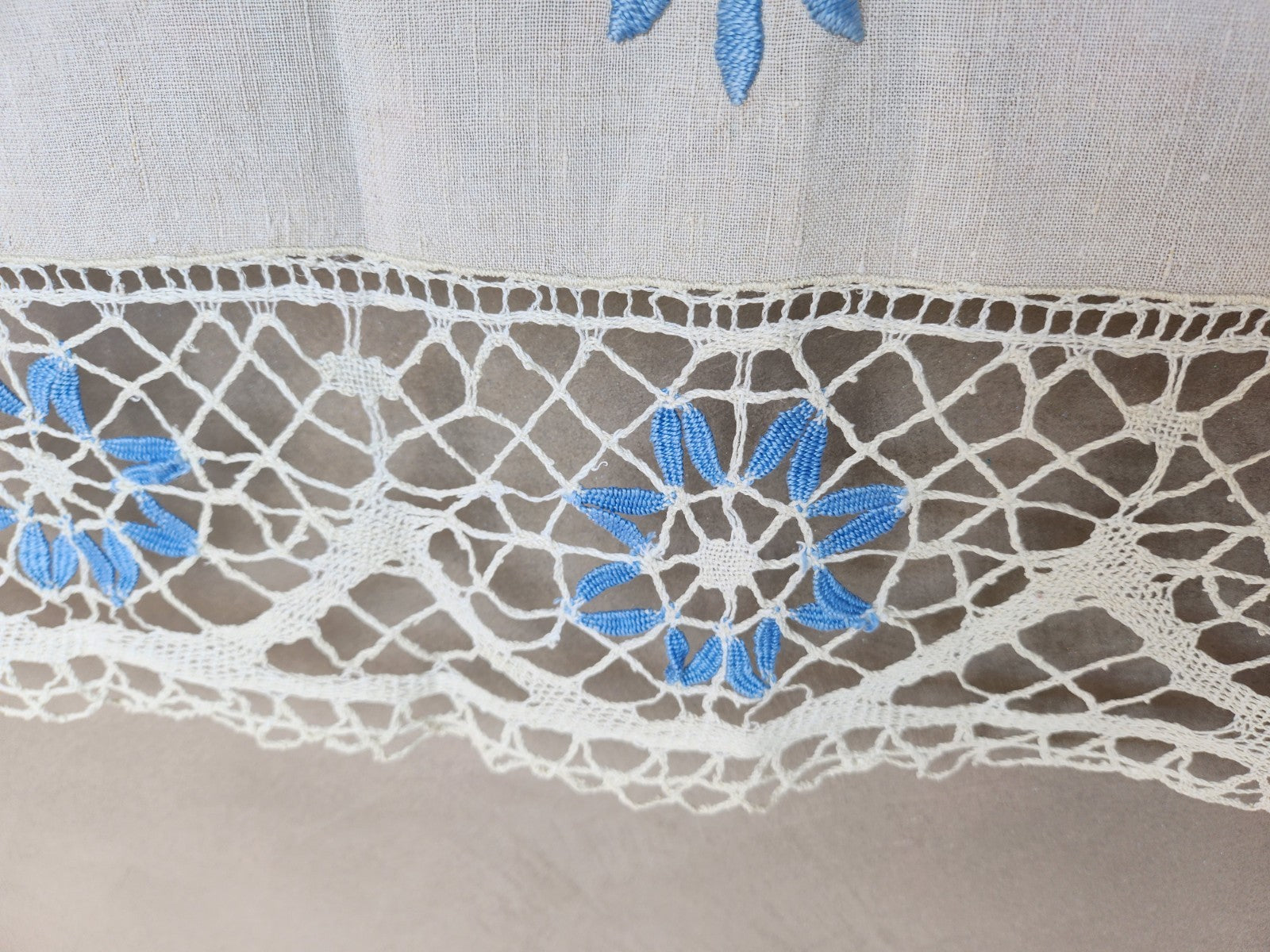 Large bordure ancienne grise lin dentelle bleu broderie à détourner ou recup B3