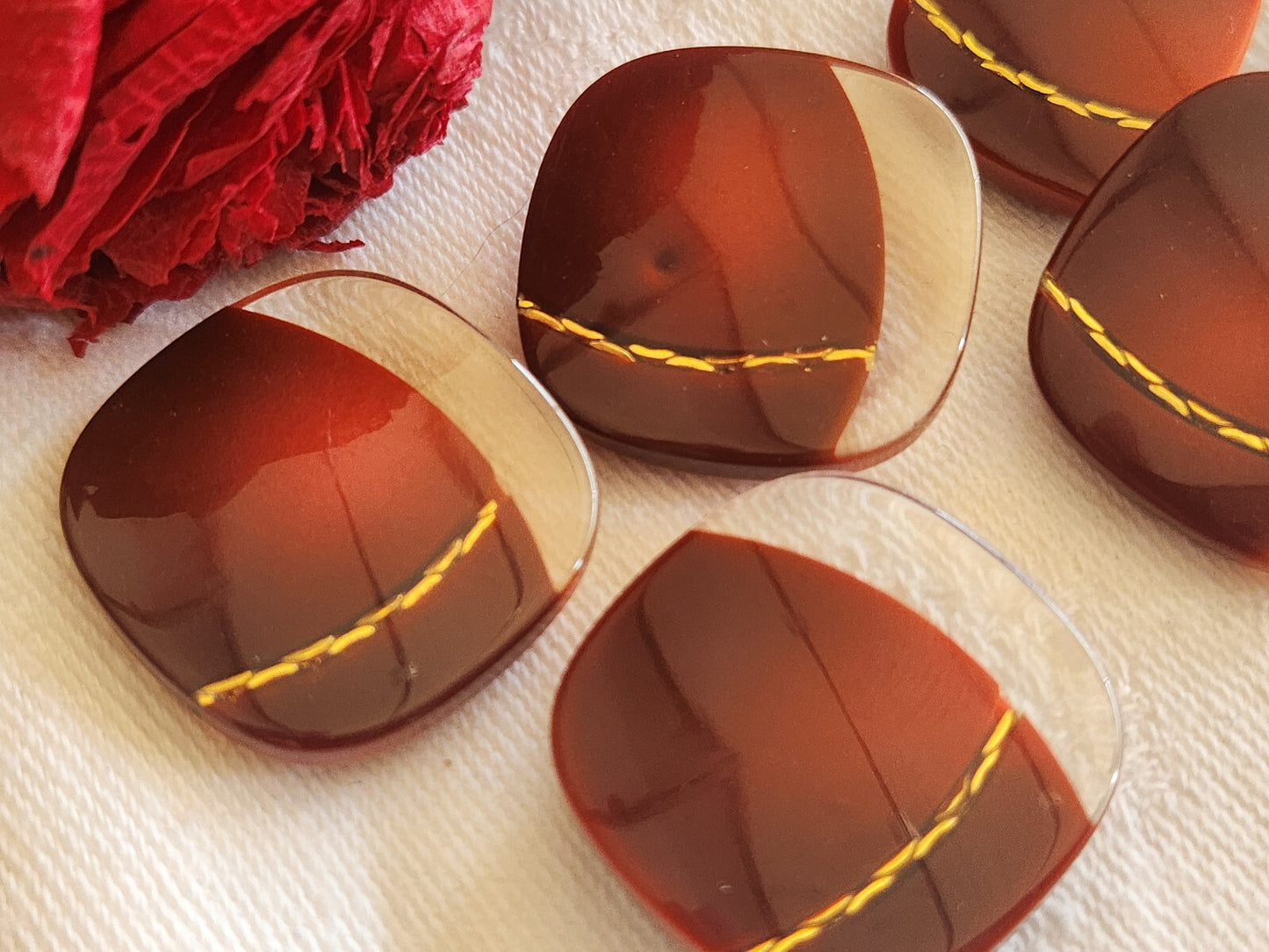 Lot 5 gros boutons vintage inclusion carré rouge foncé 2,4 cm ref 699