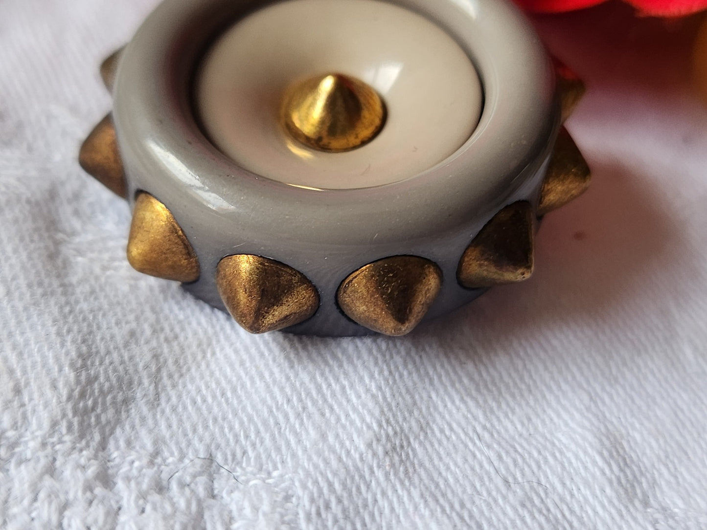 Gros bouton ancien vintage avec pourtour pique gris  3,9 cm ref 1971