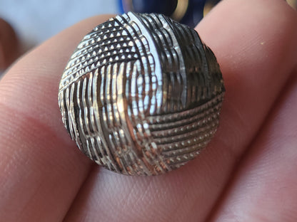 Gros bouton ancien en verre argenté texturé diamètre: 2,2 cm D9C