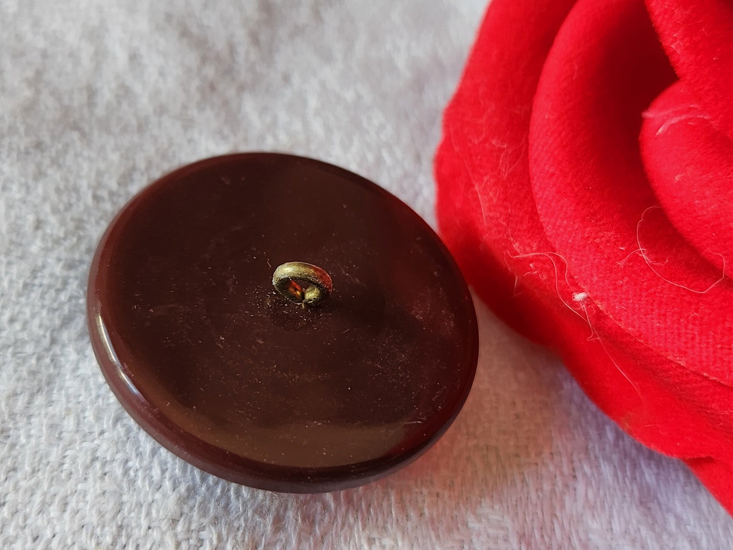 Lumineux bouton ancien prune bombé reflet nacré pied laiton 2,7 cm ref 967