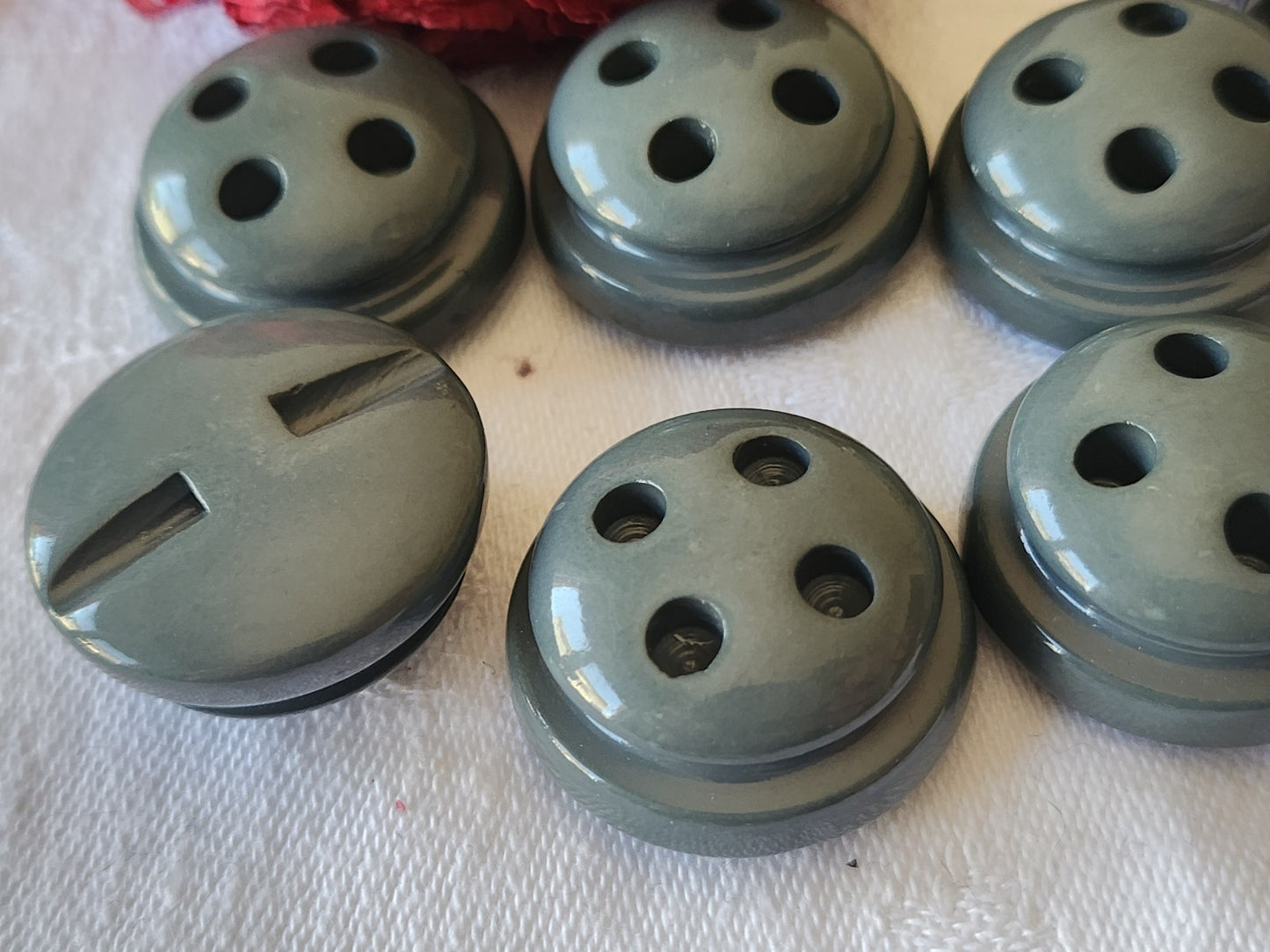 Lot 6 gros boutons vintage gris pied haut travaillé 2,6 cm ref 5002
