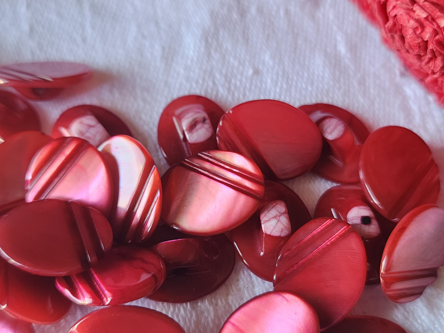 lot 6 boutons anciens en nacre framboise strié pied 1,4 sur 1,1  cm ref 2738