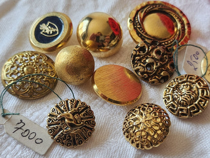 Lot 11 boutons vintage en métal doré panaché 1,6 à 2,8 cm ref 6049