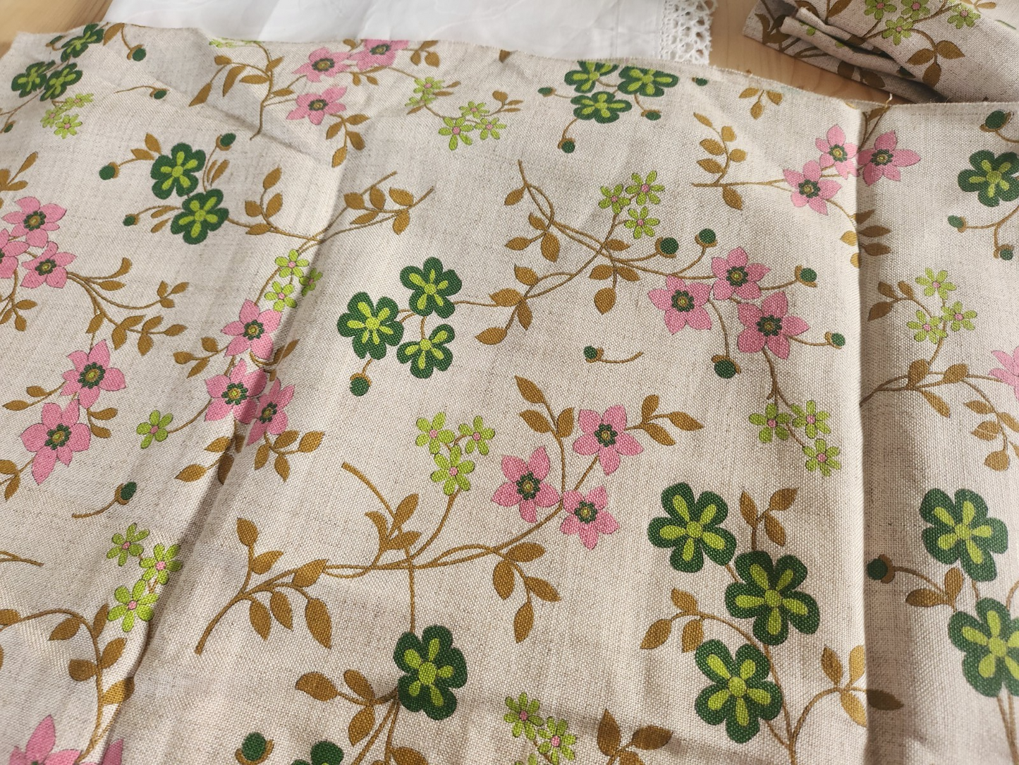 Nappe vintage avec 4 serviettes jamais utilises fleur 110sur 185 cm  B8