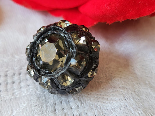 Bouton vintage en resine boule de strass volume 2 cm D19M