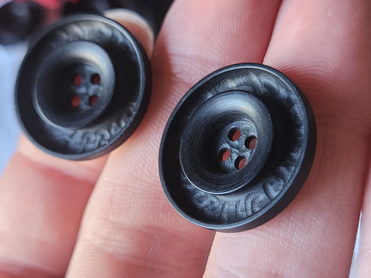 Lot  6 boutons vintage noir mat travaillé trous 2,2 cm ref 2650