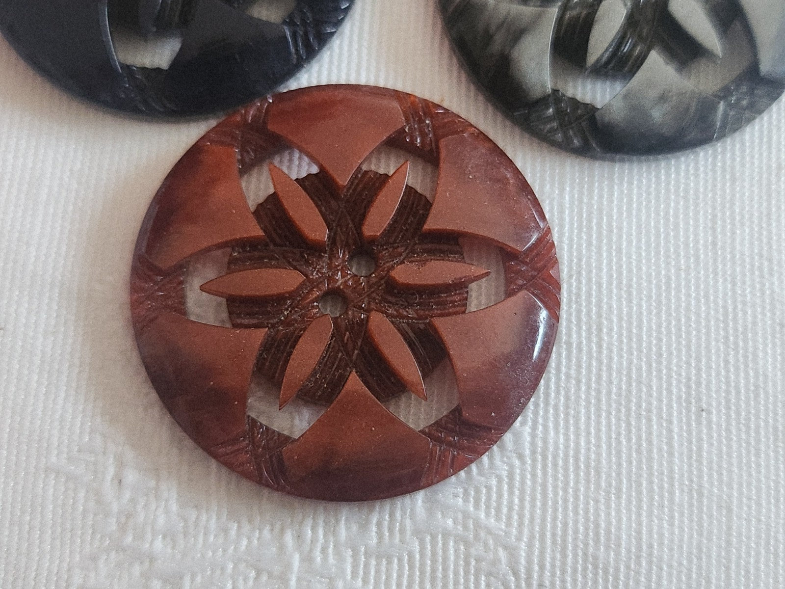 Trio boutons vintage gros découpis ajouré à trous 2,7 cm D15H