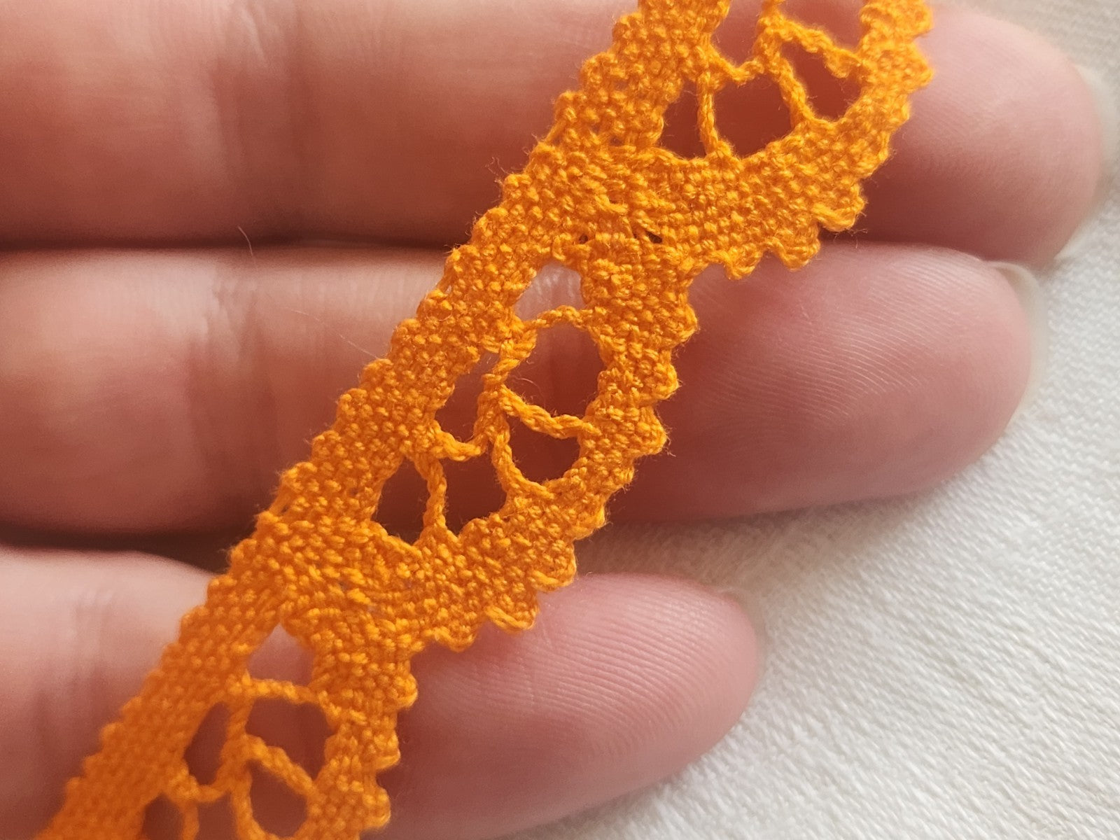 Dentelle vintage large orange 3 mètres sur 1,6 cm A5
