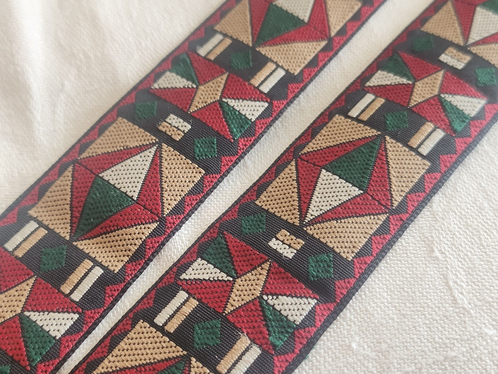 Large galon vintage motif géométrique vert marron rouge 3 mètres A5
