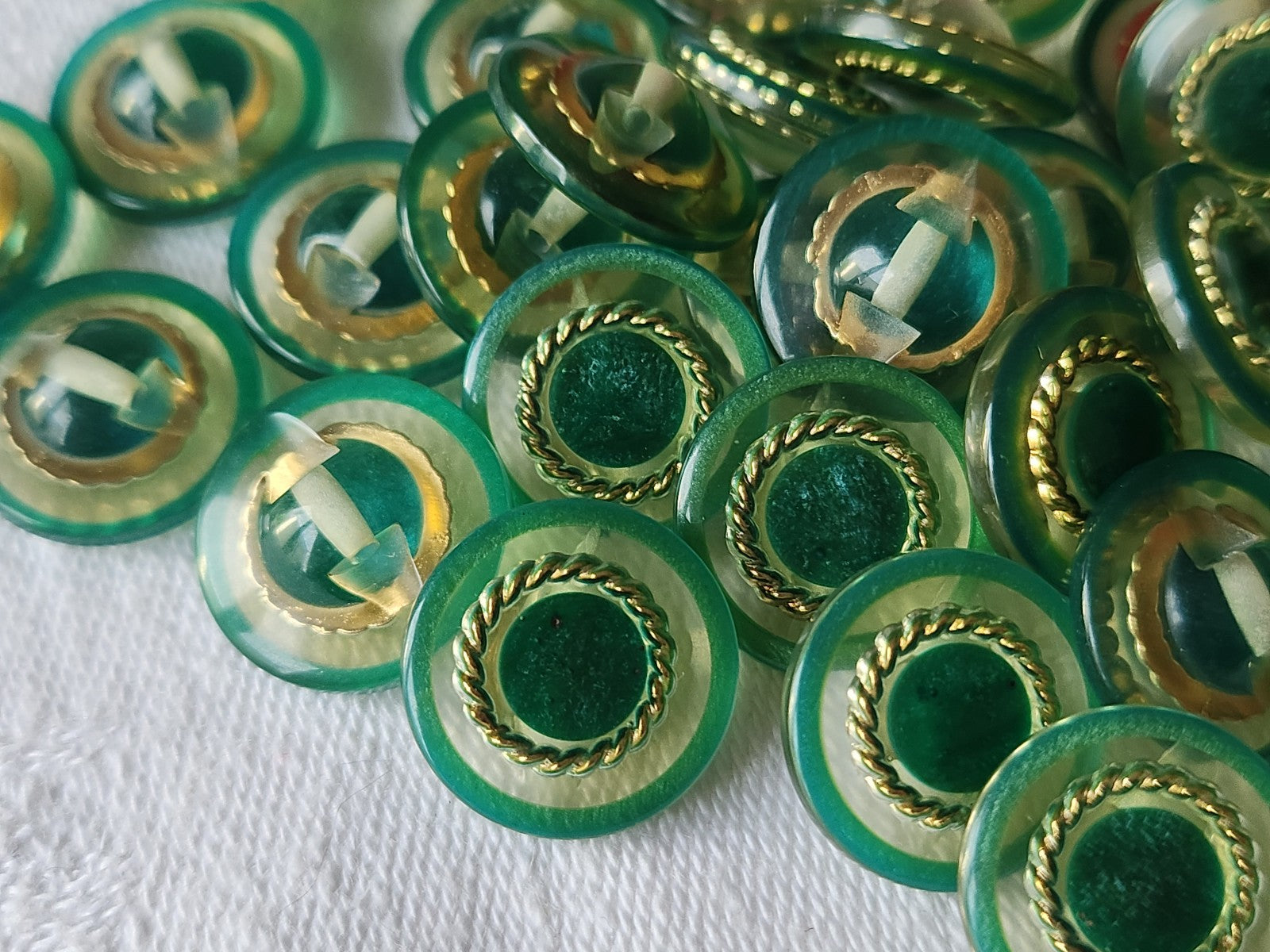Lot 14 boutons vintage à pied vert inclusion 1,5 cm ref 3671