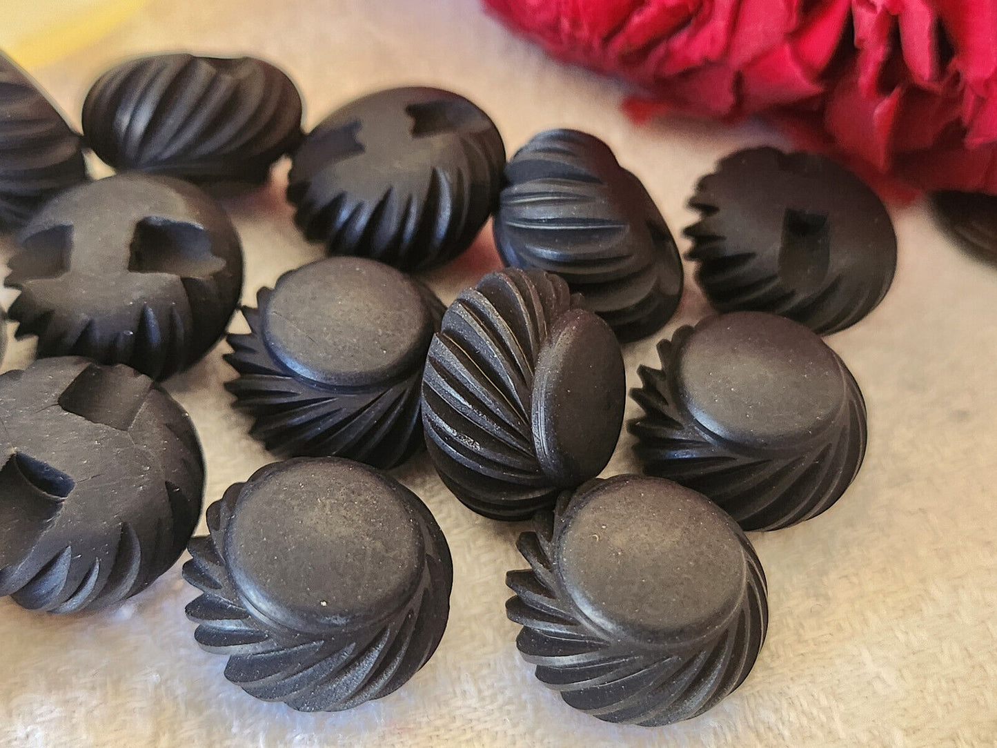 Lot 10 boutons vintage haut noir travaillé à pied 1,5 cm ref 313