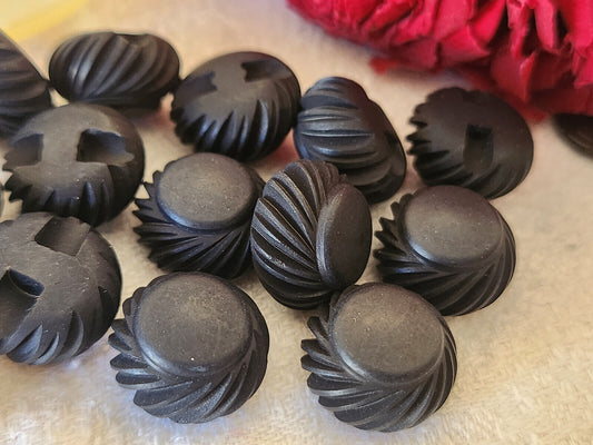 Lot 10 boutons vintage haut noir travaillé à pied 1,5 cm ref 313