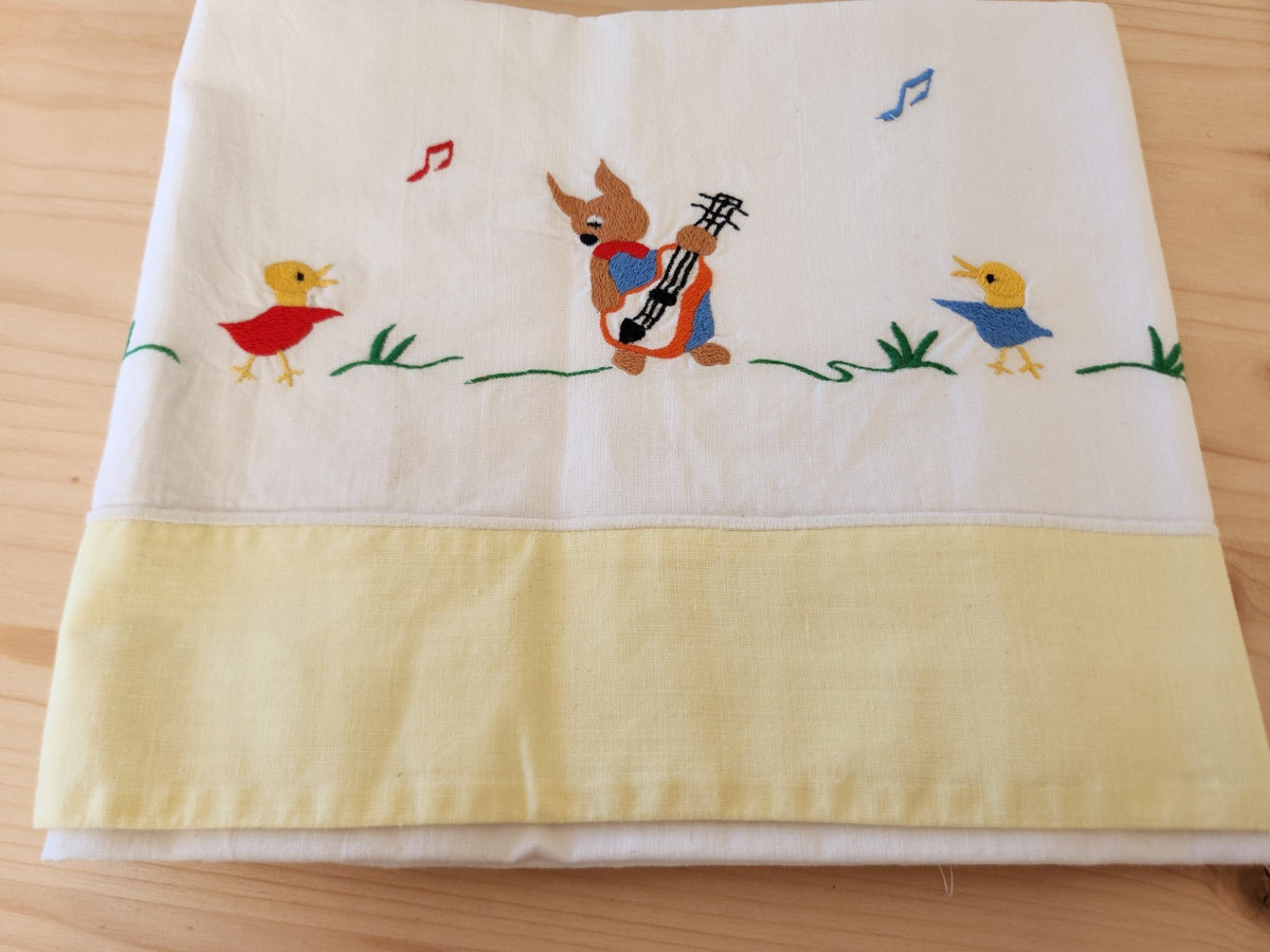 Ancien petit drap  enfant bébé vintage broderie ours musicien B8