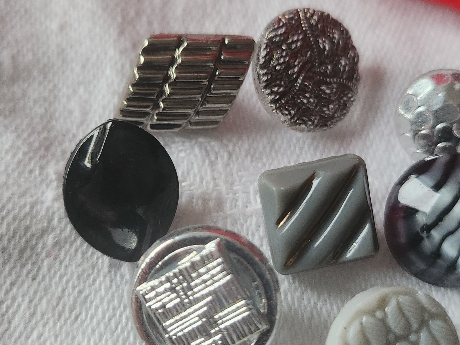 Lot 10 boutons anciens en verre argenté panaché 1,1 à 1,4 cm ref 2127