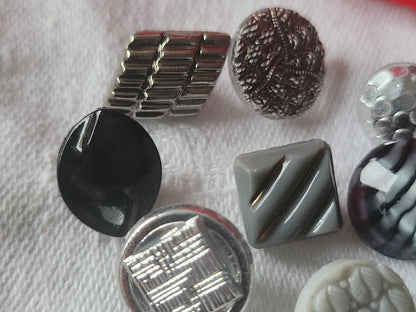 Lot 10 boutons anciens en verre argenté panaché 1,1 à 1,4 cm ref 2127