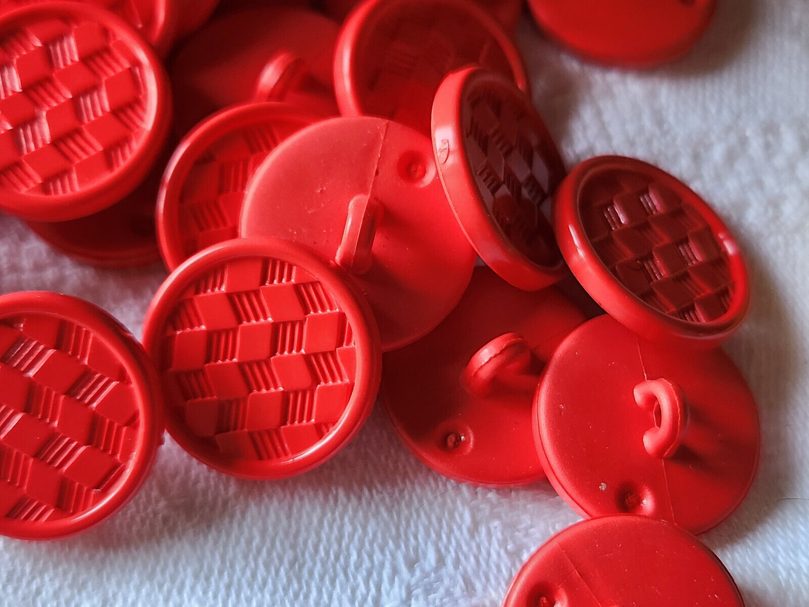 Lot 28 boutons vintage rouge damas  à pied finitions moyennes 1,8 cm ref 1870