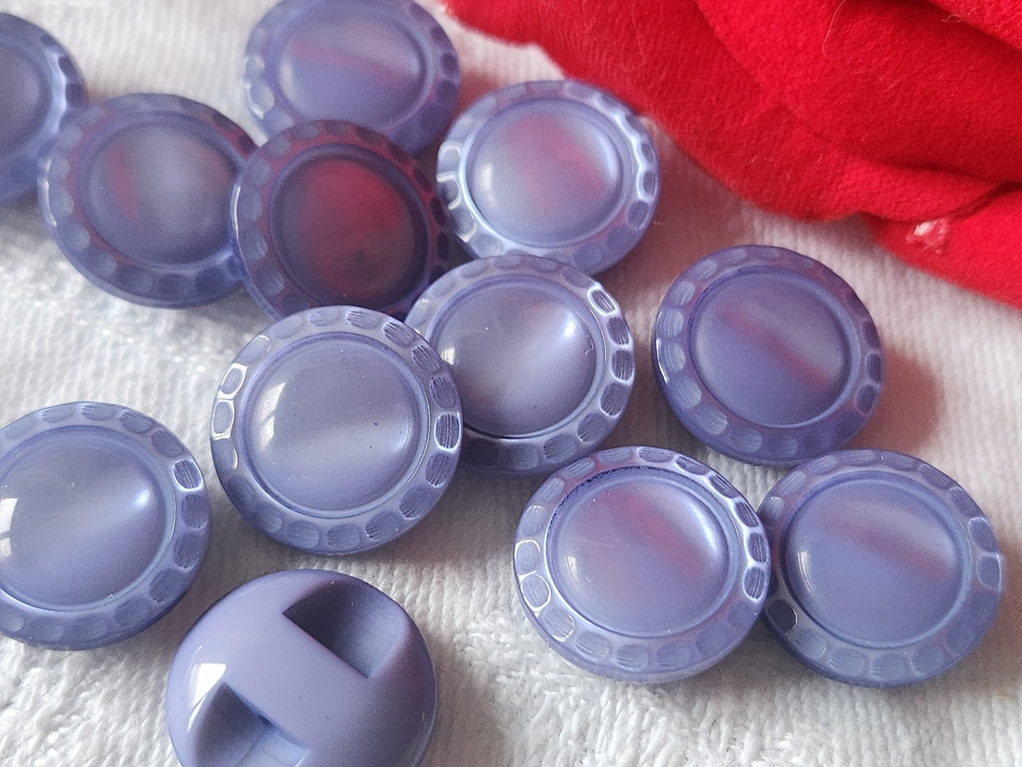 Lot 12  boutons vintage violet nacré lumineux travaillé pied 1,5 cm ref 3280