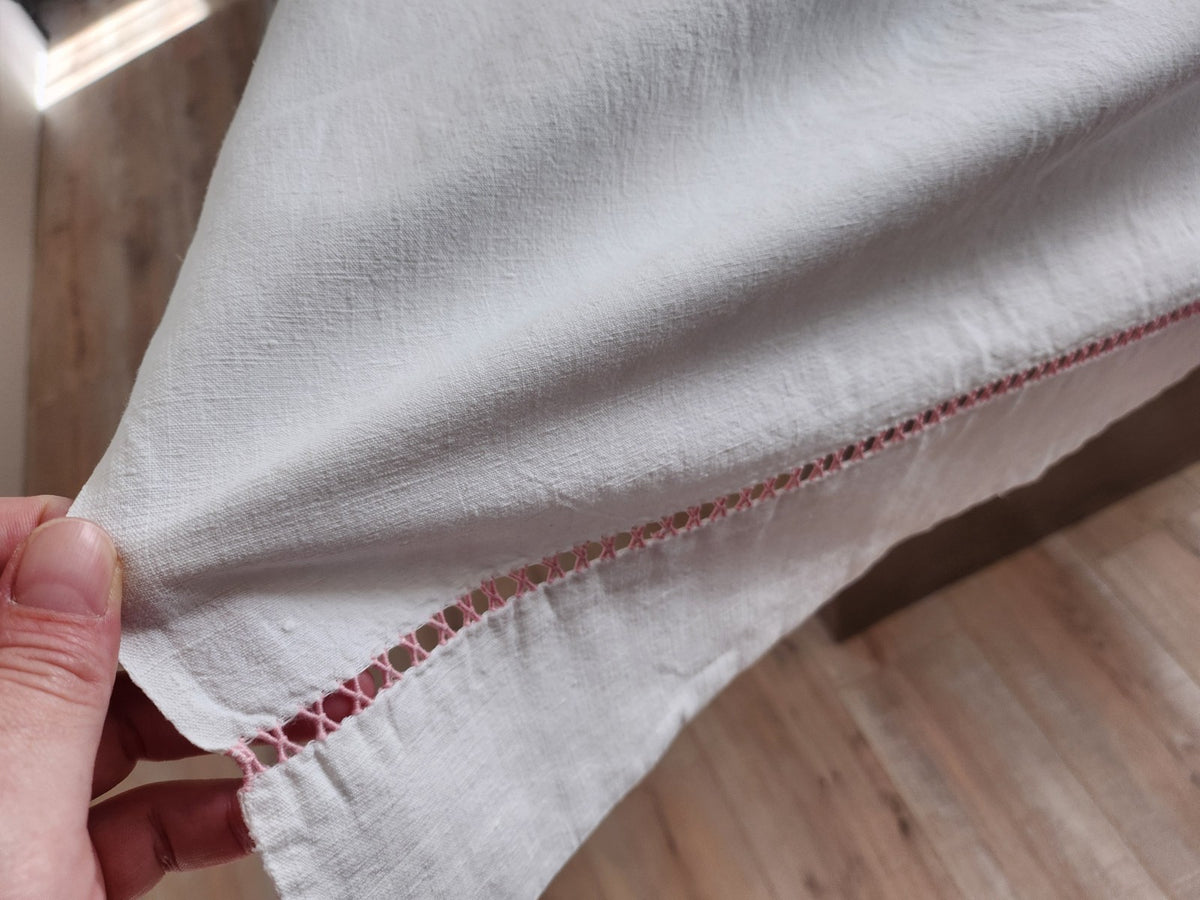 Ancien drap blanc monogramme MT rose et jour tirés B6