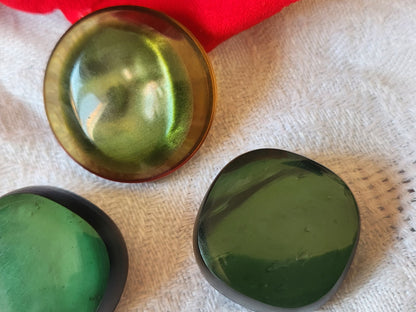 Trio volumineux boutons vintage  vert 2,3 et 2,8 cm à pied ref 5925