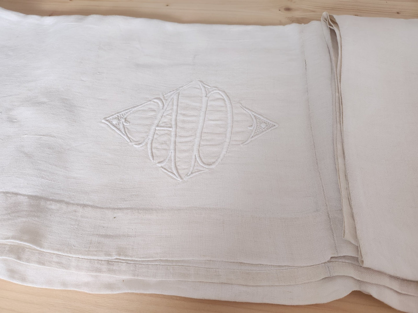 Ancien drap  monogramme AD épais en deux lés  185 cm sur 280 cm B7
