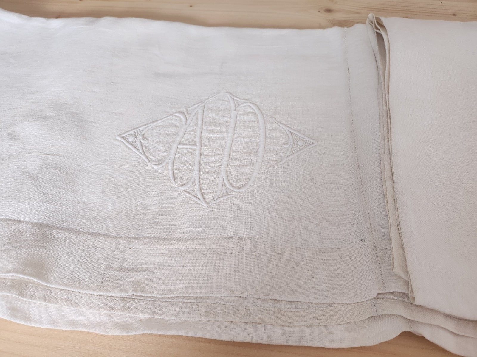 Ancien drap  monogramme AD épais en deux lés  185 cm sur 280 cm B7