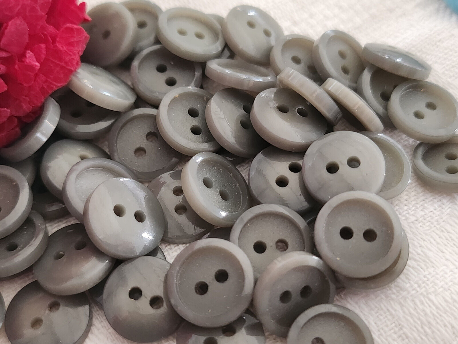 Lot 36 petits boutons vintage gris trous belle qualité 1,1 cm ref 6087